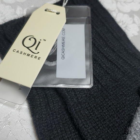 Quinn Cashmere Colorblock Pop Top Gloves - Picture 3 of 5